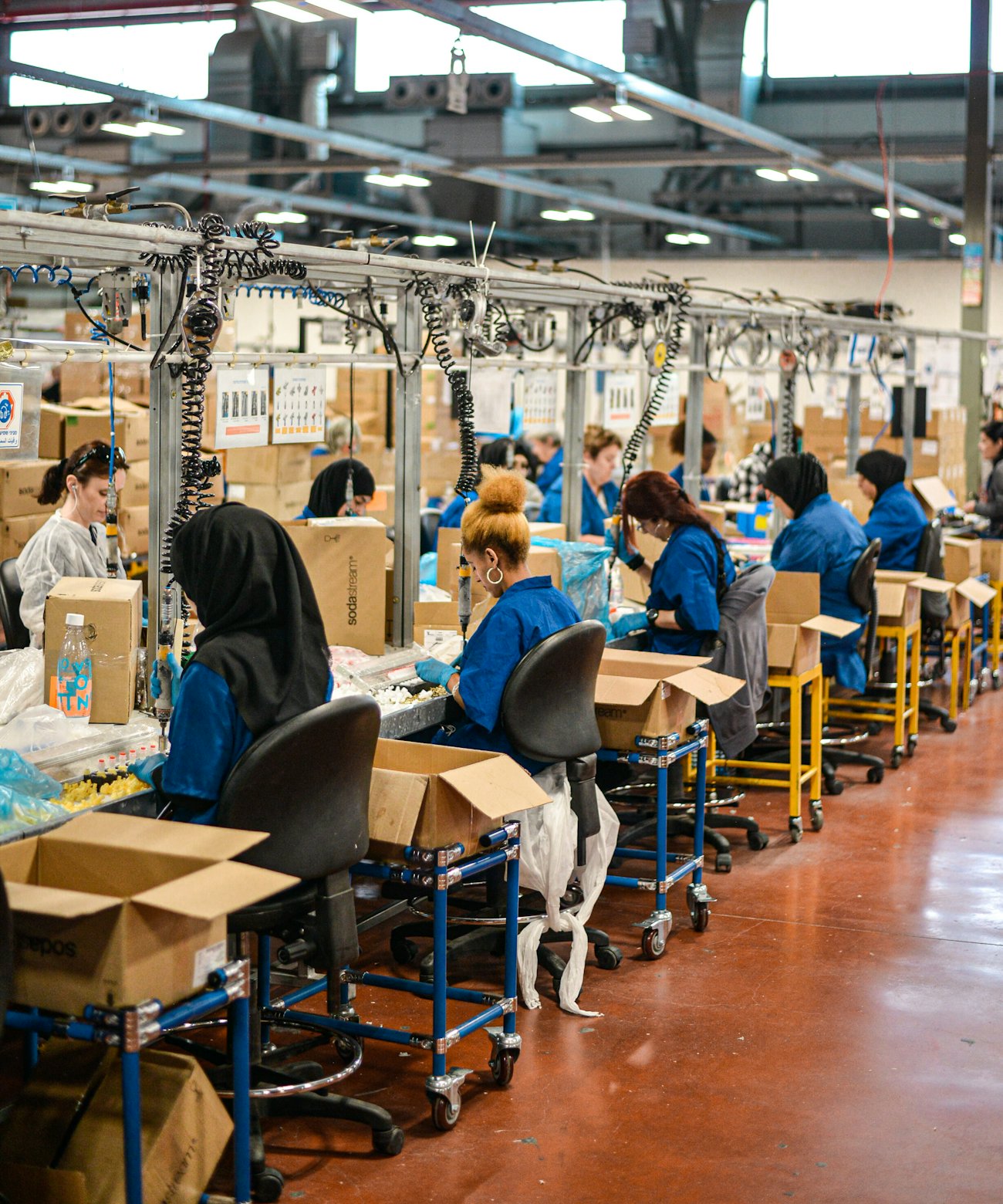 Công nhân làm việc trên dây chuyền lắp ráp trong nhà máy